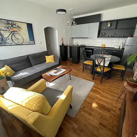 Ira's Square 2 Bedroom Free Parking