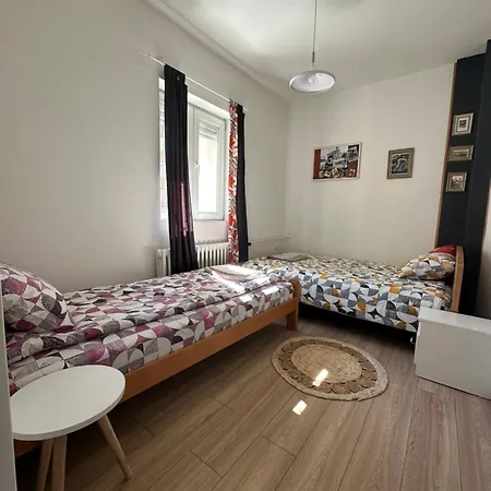 Ira's Square 2 Bedroom Free Parking Appartement *