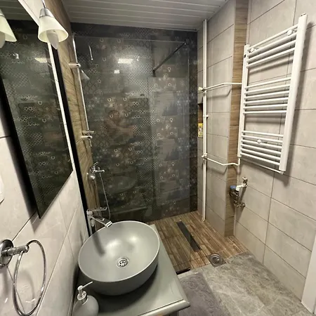 Ira's Square 2 Bedroom Free Parking