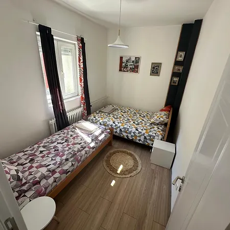 Ira's Square 2 Bedroom Free Parking * 斯科普里
