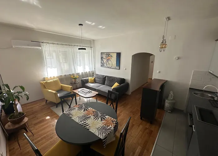 Ira's Square 2 Bedroom Free Parking