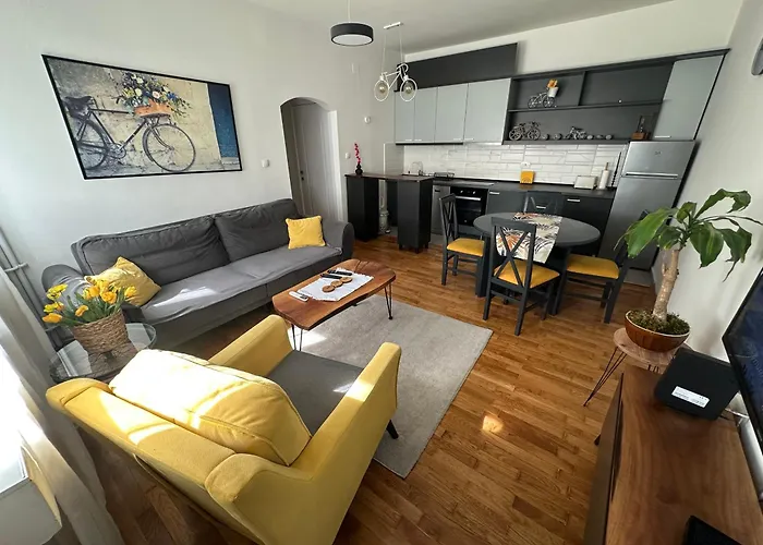 Ira's Square 2 Bedroom Free Parking