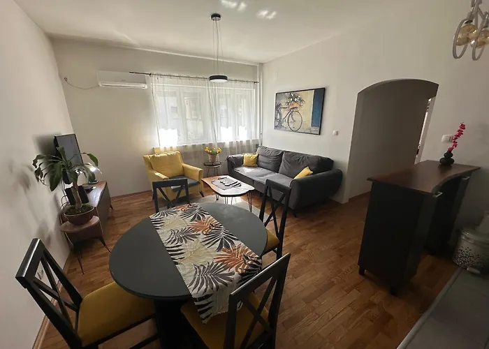 Ira's Square 2 Bedroom Free Parking Apartmán *