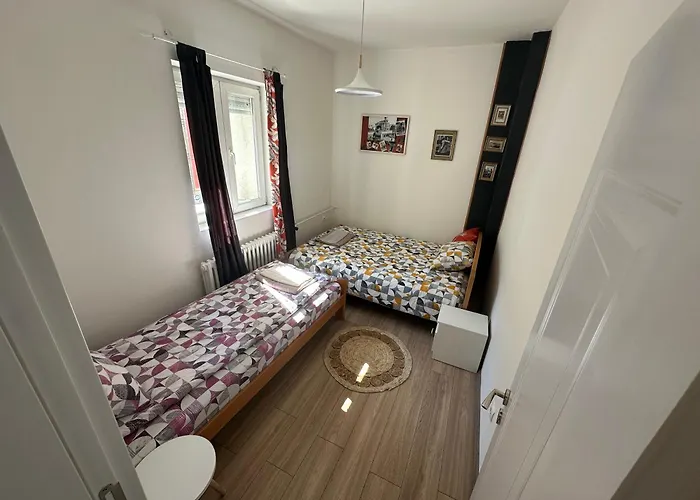 Ira's Square 2 Bedroom Free Parking * Skopje